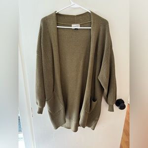 Universal Thread Size M Sweater